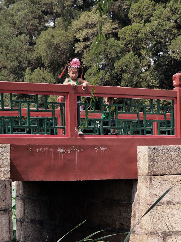 La bambina, il ponte e l'oblio