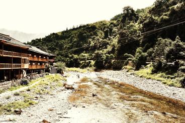 Villaggio ai piedi delle colline.